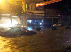 Thành phố Điện Biên Phủ ngập sâu hàng mét, người dân thâu đêm chạy lũ