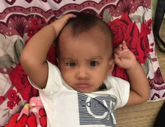 Bé trai kháu khỉnh 7 tháng tuổi bị bỏ rơi bên đường kèm phong bì 1 triệu đồng