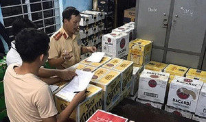 Bị CSGT yêu cầu dừng xe kiểm tra, tài xế chở 4.000 chai bia, rượu nhập lậu điên cuồng bỏ chạy