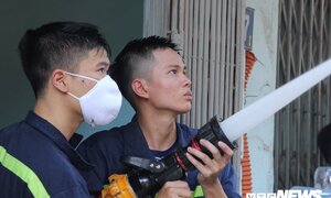 Ảnh: Lính cứu hỏa vắt kiệt sức xuyên đêm dập đám cháy Công ty bóng đèn phích nước Rạng Đông