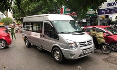 Tài xế Doãn Quý Phiến, bà Nguyễn Bích Quy thực nghiệm hiện trường vụ cháu bé 6 tuổi chết trên xe trường Gateway