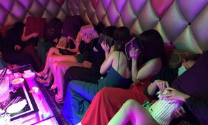 Từ tháng 9/2019, nhân viên quán hát phải đeo biển tên