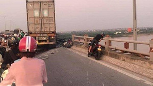 Xác định danh tính người đàn ông bị container húc văng từ cầu Thanh Trì xuống sông Hồng