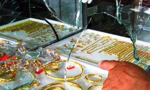 Khởi tố 2 kẻ xịt hơi cay vào mặt vợ chồng chủ tiệm, cướp 3,8 cây vàng ở Nam Định