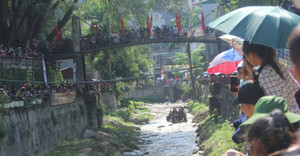 Ảnh: Dân trèo lên nóc nhà xem ô tô so kè tốc độ dưới suối Hà Giang