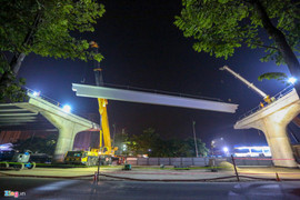 Ảnh: Máy cẩu khổng lồ xuyên đêm lắp phiến dầm 70 tấn ở công trường đường trên cao 5.000 tỷ đồng