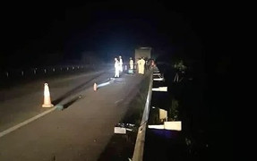 Xe máy đi vào cao tốc rồi tông đuôi xe tải, 2 thanh niên chết tại chỗ