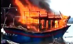 Tàu cá cháy ngùn ngụt sau tiếng nổ lớn, 8 người thương vong ở Thanh Hóa