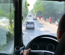 Ô tô Kia Morning ngang ngược cản đường xe cứu hỏa đi chữa cháy ở Hà Nội: Yêu cầu xử lý tài xế