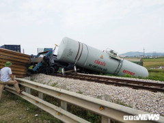 Hiện trường 3 toa tàu lăn lóc cạnh đường ray sau tai nạn tàu hỏa tông xe tải ở Nghệ An