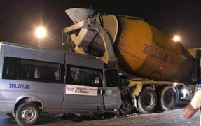 Ô tô đưa đón học sinh trường Gateway tông đuôi xe bồn dừng đèn đỏ, tài xế nhập viện