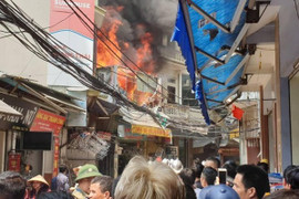 Cửa hàng chăn ga ở Hà Nội bốc cháy ngùn ngụt giữa trưa