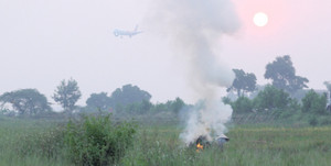 Cận cảnh dân đốt rơm rạ, khói cuồn cuộn uy hiếp máy bay lên xuống ở sân bay Nội Bài