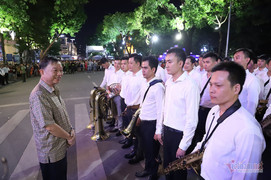 Bộ trưởng Công an Tô Lâm mang dàn kèn đặc biệt làm rộn ràng phố đi bộ Hồ Gươm