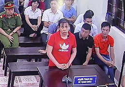 Xét xử gian lận thi cử ở Hà Giang: Làm rõ chi tiết con lợn nhựa chứa thẻ nhớ