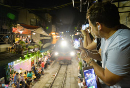 Xóm cà phê đường tàu 'kêu cứu', xin dựng hàng rào, lắp camera để kinh doanh