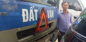 Tài xế tìm người gây tai nạn trả lại 12 triệu đồng tiền đền bù thừa