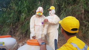 Rải bột vi sinh vật 'ăn dầu' xử lý ô nhiễm nguồn nước sông Đà