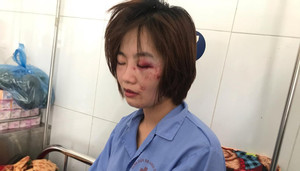 Nữ phụ xe buýt bị 4 thanh niên hành hung: 'Họ vứt lại 1 triệu và bảo đánh thế còn nhẹ'