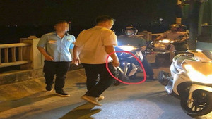 Người đi đường tố bị tài xế và phụ xe buýt hành hung: Mời công an vào cuộc