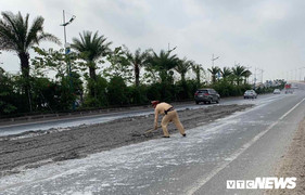 CSGT Hà Nội xắn tay dọn bùn đất rơi vãi trên đường Võ Nguyên Giáp