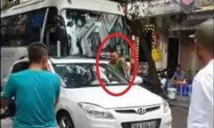 Phạt 1 triệu đồng trung úy công an đỗ xe ngang ngược giữa phố cổ Hà Nội