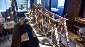 Ảnh: Ngắm mô hình cầu Long Biên thu nhỏ thật đến 99%