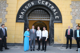 Ảnh: Bộ trưởng Quốc phòng Mỹ thăm di tích nhà tù Hỏa Lò