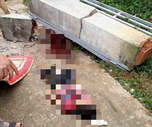 Sập mái cổng nhà đang thi công, hai thợ xây thiệt mạng