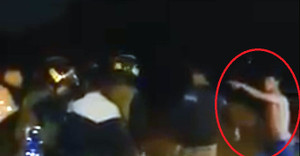 Clip: Bị xử lý vi phạm, nhóm thanh niên lao vào tấn công cảnh sát cơ động ở Hải Phòng