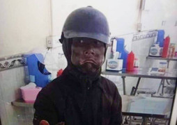 Công an Hải Phòng truy tìm 'ăn mày mặt đen' tay cầm đầu gà, trừng mắt xin tiền