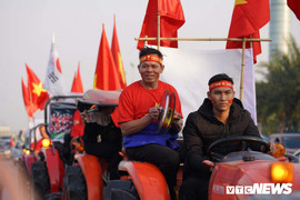 Ảnh: Cổ động viên lái máy cày, mang cúp ra sân bay đón những nhà vô địch SEA Games 30