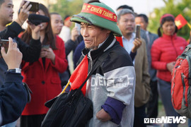 Video: Người hâm mộ cuồng nhiệt ra sân bay đón những nhà vô địch SEA Games 30