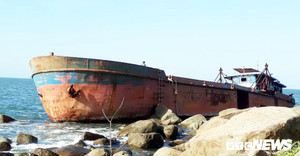 'Xẻ thịt' tàu vỏ thép mắc cạn tại biển Đà Nẵng bán phế liệu