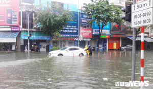 Mưa ngập lịch sử ở Đà Nẵng: Ô tô, xe máy bơi trong biển nước, CSGT căng mình cứu hộ