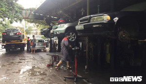 Đà Nẵng: La liệt ô tô chờ vào xưởng sau mưa ngập lịch sử