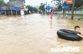 Sau 3 ngày, người dân Quảng Ngãi vẫn ngụp lặn trong nước lũ