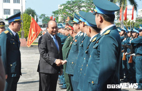 Thủ tướng Nguyễn Xuân Phúc kiểm tra, chúc Tết Sư đoàn Không quân 372