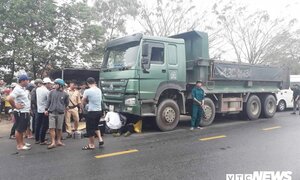 Xe máy va chạm xe tải, chiến sĩ công an nghĩa vụ bị cán chết