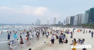 Du khách ken kín biển Đà Nẵng dịp nghỉ lễ 30/4-1/5