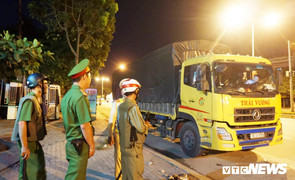 Chở hàng vượt tải trọng, tài xế ngồi lỳ 3 tiếng đồng hồ trong cabin tại trạm cân ở Đà Nẵng