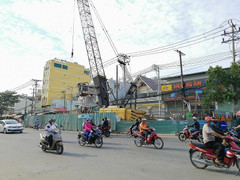 Cầu Bưng chậm tiến độ 1 năm, dân TP.HCM nín thở đi qua đường hẹp