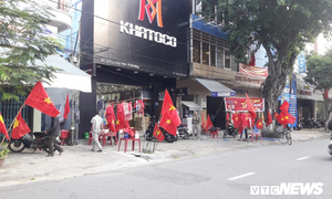 Tiểu thương Đà Nẵng vừa bán hàng vừa chuẩn bị 'đi bão' mừng U22 Việt Nam vô địch