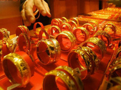 Giá vàng hôm nay 5/6/2017: Tăng nhẹ nhờ đồng USD giảm kỷ lục