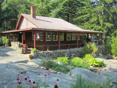 Ngỡ ngàng với nhà cấp 4 hàng trăm năm tuổi làm từ giấy báo