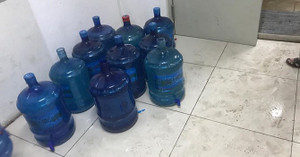 Chung cư HUD3 cắt nước, dân phải dùng nước cứu hoả, múc từ bể cá