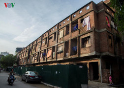 Dãy nhà liền kề tiền tỷ nhếch nhác, mất mỹ quan giữa Hà Nội