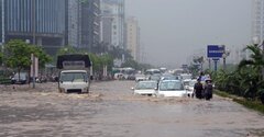 Vì sao nhiều khu đô thị cao cấp ở Hà Nội thành 'ốc đảo' trong mưa?