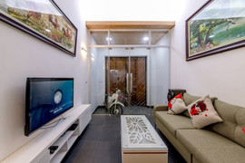 Ngôi nhà Hà Nội thoáng đãng dù bị bao vây bốn phía