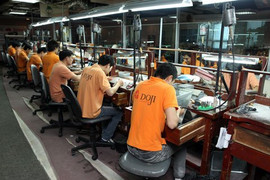 Giá vàng hôm nay 29/1: Vượt ngưỡng 1.300 USD/ounce, nhà đầu tư ồ ạt mua vào